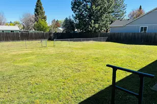 1755 S Peach St, Medford, OR 97501 - Photo 17