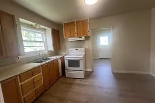 840 W Stewart Ave, Medford, OR 97501 - Photo 5