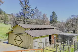 4131 W Griffin Creek Rd, Medford, OR 97501 - Photo 33