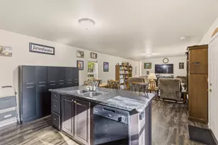 395 S Livingston Way, Grants Pass, OR 97526 - Photo 9