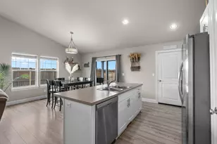 1685 NE 3rd Ct, Redmond, OR 97756 - Photo 7