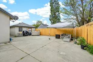 1702 SW Bridge St, Grants Pass, OR 97526 - Photo 11