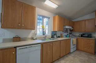 3700 Bellinger Ln, Medford, OR 97501 - Photo 7