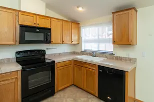 2400 SW Phlox Pond Dr, Redmond, OR 97756 - Photo 9