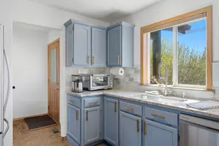 20784 Arago Cir, Bend, OR 97703 - Photo 5