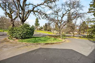 656 N Modoc Ave, Medford, OR 97504 - Photo 3