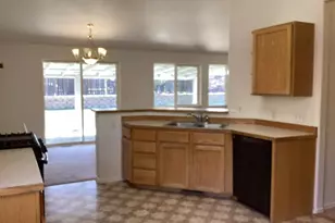 2046 NW 8th St, Redmond, OR 97756 - Photo 5