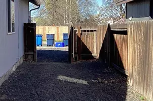 2046 NW 8th St, Redmond, OR 97756 - Photo 13