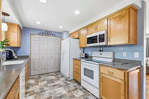 912 Mountain View Dr, Eagle Point, OR 97524 - Photo 13