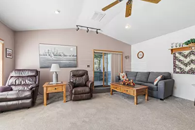 912 Mountain View Drive, Eagle Point, OR 97524 - Photo 7