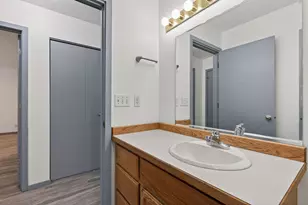 908 SE Stratford Ct, Bend, OR 97702 - Photo 13