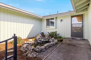 2384 Amaryllis St, Medford, OR 97504 - Photo 5