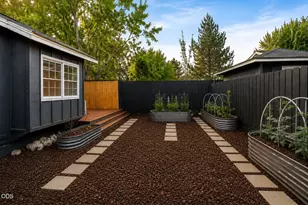 1382 NE Drost Dr, Bend, OR 97701 - Photo 9