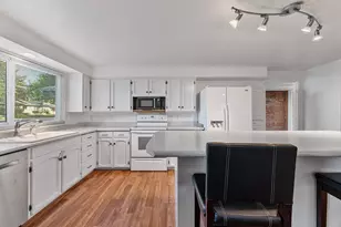 1245 Valley View Dr, Medford, OR 97504 - Photo 9