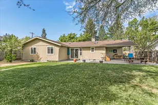 1883 S Peach St, Medford, OR 97501 - Photo 27