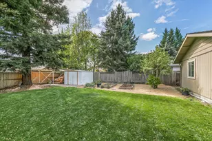 1883 S Peach St, Medford, OR 97501 - Photo 25