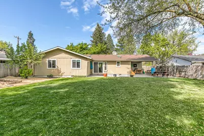 1883 S Peach Street, Medford, OR 97501 - Photo 3