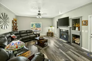 826 Oak Grove Rd, Medford, OR 97501 - Photo 17