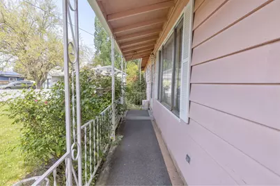 207 Holiday Lane, Central Point, OR 97502 - Photo 3