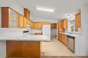 1015 SE Valleywood Pl, Bend, OR 97702 - Photo 7