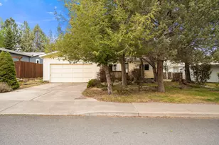 1015 SE Valleywood Pl, Bend, OR 97702 - Photo 37