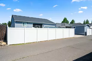 628 Barton Rd, Eagle Point, OR 97524 - Photo 31