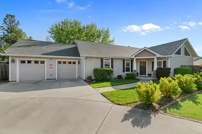 72 Pineridge Lane, Eagle Point, OR 97524 - Photo 1