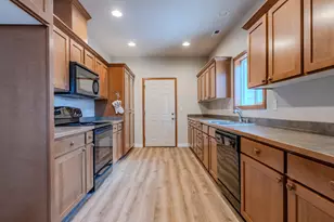 708 Isherwood Dr, Central Point, OR 97502 - Photo 9