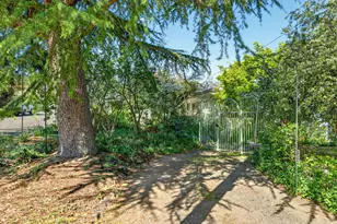 945 Hillview Dr, Ashland, OR 97520 - Photo 43