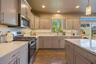 746 N Roundhouse Ct, Sisters, OR 97759 - Photo 9