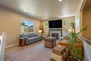 746 N Roundhouse Ct, Sisters, OR 97759 - Photo 3