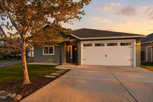 1350 Swayze Ln, Medford, OR 97501 - Photo 1