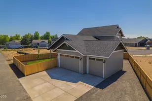 887 NW 18th Ct, Redmond, OR 97756 - Photo 3