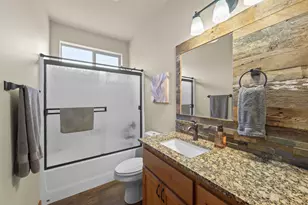 220 NW 28th St, Redmond, OR 97756 - Photo 9