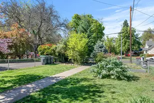 1028 E 11th St, Medford, OR 97504 - Photo 5
