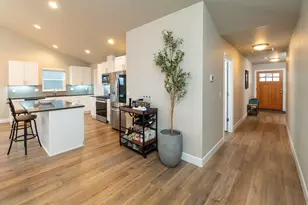 1811 NE 3rd St, Redmond, OR 97756 - Photo 3