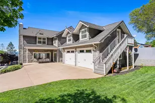 1679 NE Terrace Dr, Grants Pass, OR 97526 - Photo 3