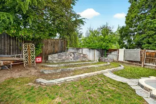 1082 La Loma Dr, Medford, OR 97504 - Photo 7
