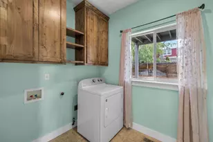 161 NE 9th St, Madras, OR 97741 - Photo 15