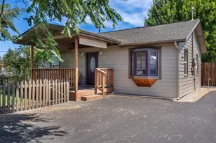 654 NW 4th St, Redmond, OR 97756 - Photo 3