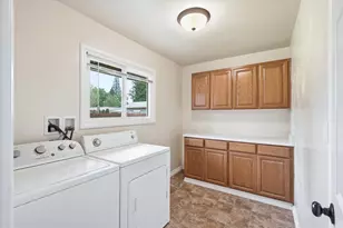 689 S Modoc Ave, Medford, OR 97504 - Photo 17
