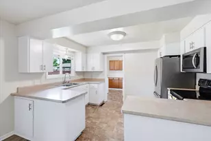 689 S Modoc Ave, Medford, OR 97504 - Photo 13