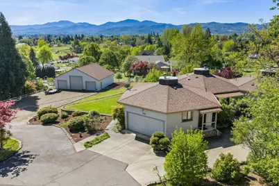 2340 Hillside Drive, Central Point, OR 97502 - Photo 3