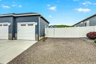 1723 Luxor Ln, Medford, OR 97504 - Photo 7