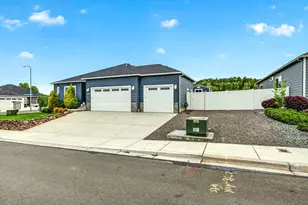 1723 Luxor Ln, Medford, OR 97504 - Photo 3