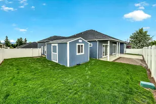 1723 Luxor Ln, Medford, OR 97504 - Photo 11