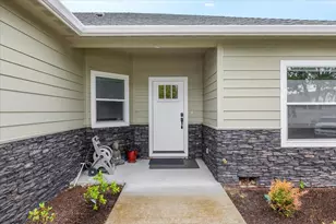 221 Skyhawk Dr, Eagle Point, OR 97524 - Photo 3
