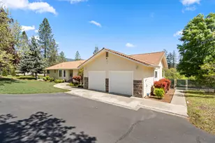 405 Crystal Dr, Grants Pass, OR 97527 - Photo 3