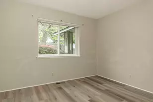 1888 NE Beacon Dr, Grants Pass, OR 97526 - Photo 11