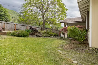 1888 NE Beacon Drive, Grants Pass, OR 97526 - Photo 35